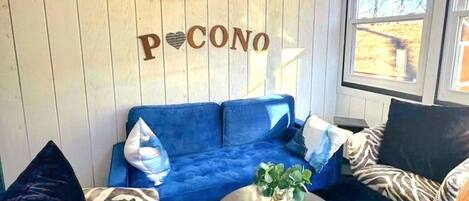 Een televisie en een open haard