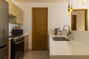Refrigerador, microondas, horno y cafetera y tetera