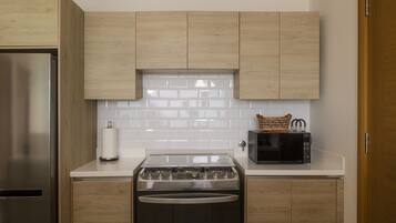 Fridge, microwave, oven, coffee/tea maker