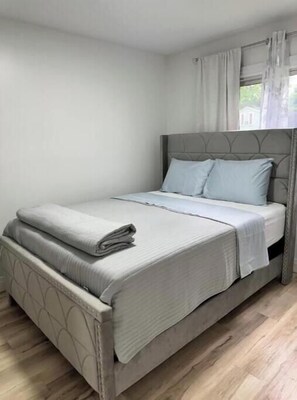 3 室のベッドルーム、アイロン / アイロン台、WiFi、ベッドシーツ