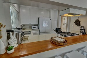Fridge, microwave, oven, stovetop - Family-Friendly Beach Duplex (Newport Beach)