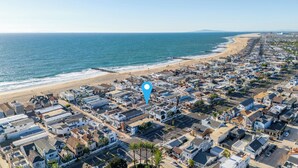 Un área residencial costera con playa y vista al océano.