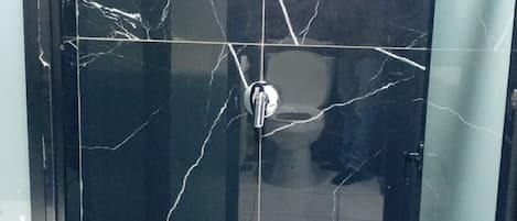 Haartrockner, Handtücher, Seife, Shampoo
