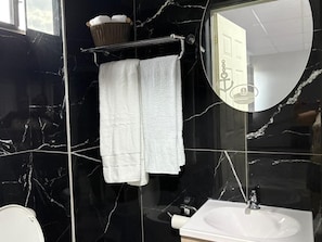 Haartrockner, Handtücher, Seife, Shampoo