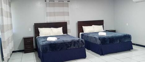 1 chambre, fer et planche à repasser, Wi-Fi gratuit, draps fournis