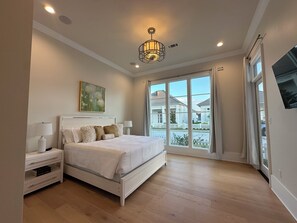 4 habitaciones, tabla de planchar con plancha, wifi y ropa de cama