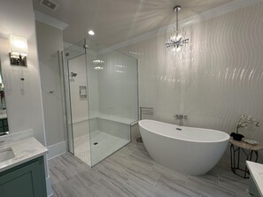 Douche, sèche-cheveux, serviettes fournies, savon