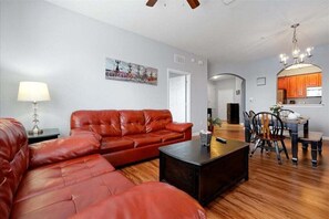 Smart TV, books - Vista Cay Resort | Minutes to Parks & Magic! (Orlando)