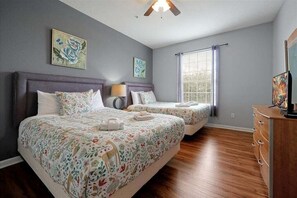 3 chambres, fer et planche à repasser, lit de bébé portatif