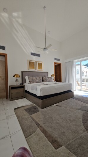 4 habitaciones, tabla de planchar con plancha y acceso a internet