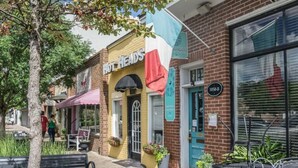 A street view with a building labeled 'HOT HEADS' and a blue door marked '1050-B'. - The Park Circle Haven ~ Spacious 5br/4ba Home! (North Charleston)