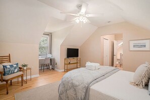5 bedrooms, desk, iron/ironing board, travel cot