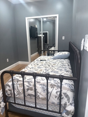 4 habitaciones, tabla de planchar con plancha, wifi y ropa de cama