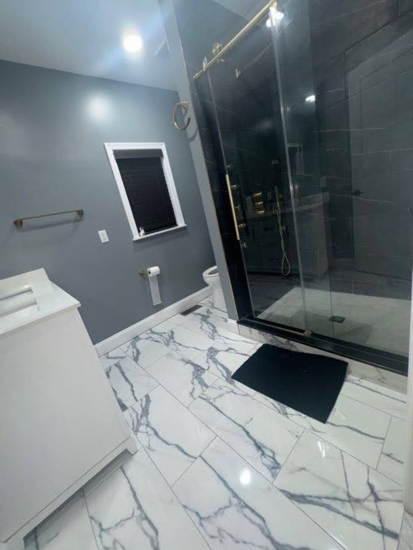 Regadera, secadora de cabello, toallas, jabón 