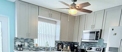 Microondas, horno, placa de cocina y lavavajillas