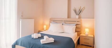 1 dormitori, escriptori i planxa i posts de planxar