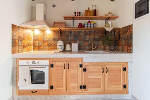 Kühlschrank, Ofen, Herdplatte, Wasserkocher mit Kaffee-/Teezubehör