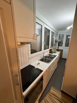 Mikrovågsugn, ugn, spishäll och diskmaskin