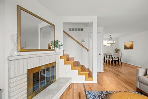 スマートテレビ、暖炉、PC モニター