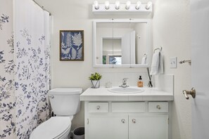 Een douche, handdoeken