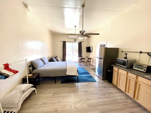 Iron/ironing board, WiFi, bed sheets