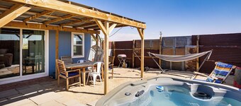 Boho Bungalow w/ Hot Tub: 16 Mi to Joshua Tree NP