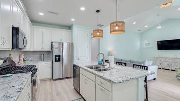 KylskÄp, mikrovÄgsugn, ugn och spishÀll