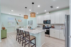 Fridge, microwave, oven, stovetop - Sand Dollar Serenade - Long Term Home Rental (Panama City Beach)