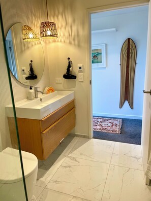 ヘアドライヤー、タオル、トイレットペーパー