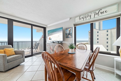 BEACH FRONT, FAMILY FRIENDLY, WALK TO THE HANGOUT!