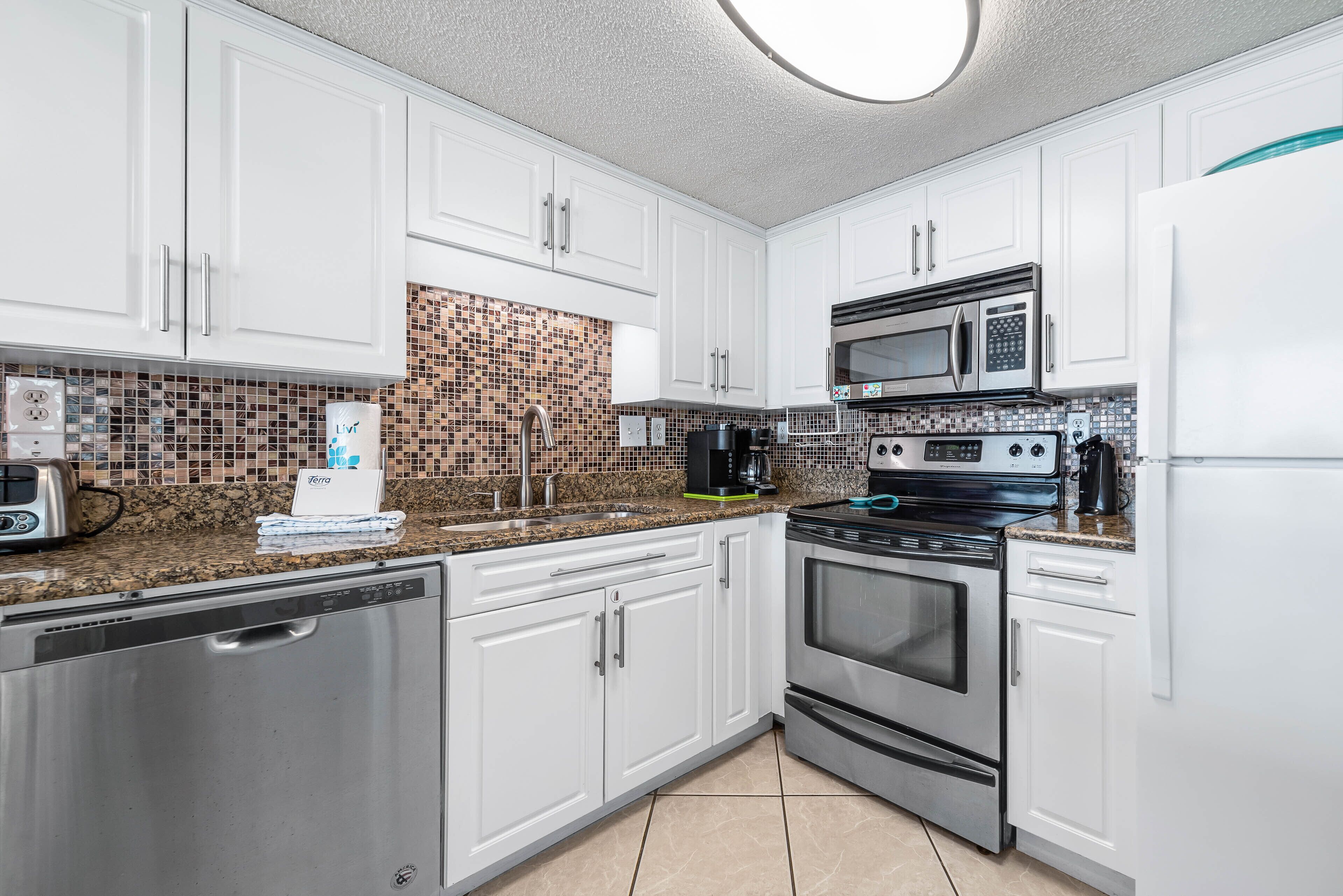 Jääkaappi, mikroaaltouuni, uuni, liesi