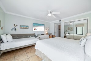 3 slaapkamers, een strijkplank/strijkijzer, gratis wifi, beddengoed