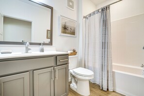 Hair dryer, towels - 4 Mi to National Sports Center: Apt in Blaine (Blaine)