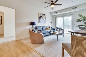 Living area - 4 Mi to National Sports Center: Apt in Blaine (Blaine)