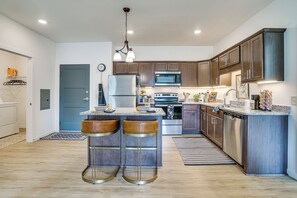 Fridge, microwave, stovetop, dishwasher - 4 Mi to National Sports Center: Apt in Blaine (Blaine)
