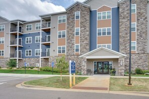 Exterior - 4 Mi to National Sports Center: Apt in Blaine (Blaine)