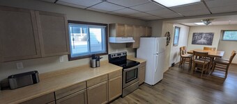 Massive 2-bedroom lower unit with fast WI-FI & in unit washer/dryer