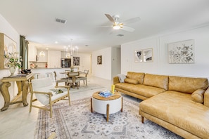TV - ~ 10 Mi to Dallas Hospitals: Stylish Home w/ Yard! (Dallas)