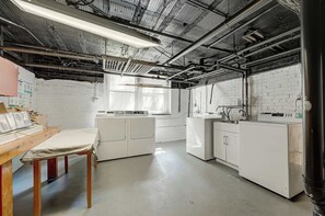 Interior - Trendy Studio Unit Near Riverwalk & Nightlife (Milwaukee)