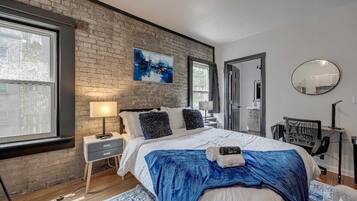 Een strijkplank/strijkijzer, reisbedje, wifi, beddengoed