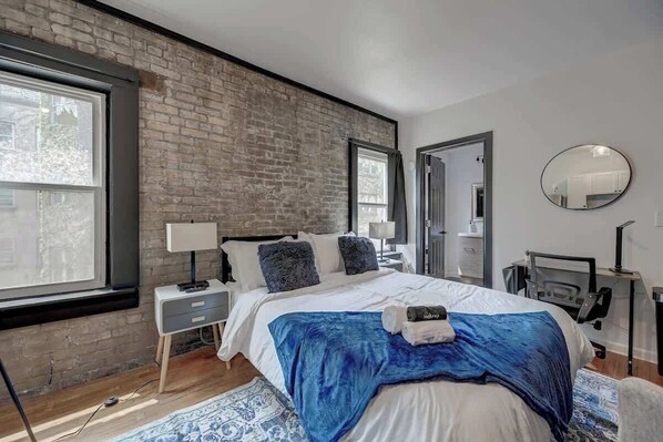 Tabla de planchar con plancha, cuna de viaje, wifi y ropa de cama 