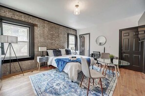 Tabla de planchar con plancha, cuna de viaje, wifi y ropa de cama 