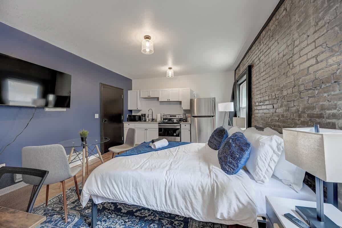 Een strijkplank/strijkijzer, reisbedje, wifi, beddengoed