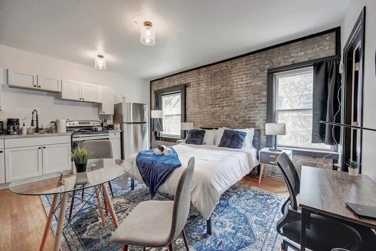 Tabla de planchar con plancha, cuna de viaje, wifi y ropa de cama 