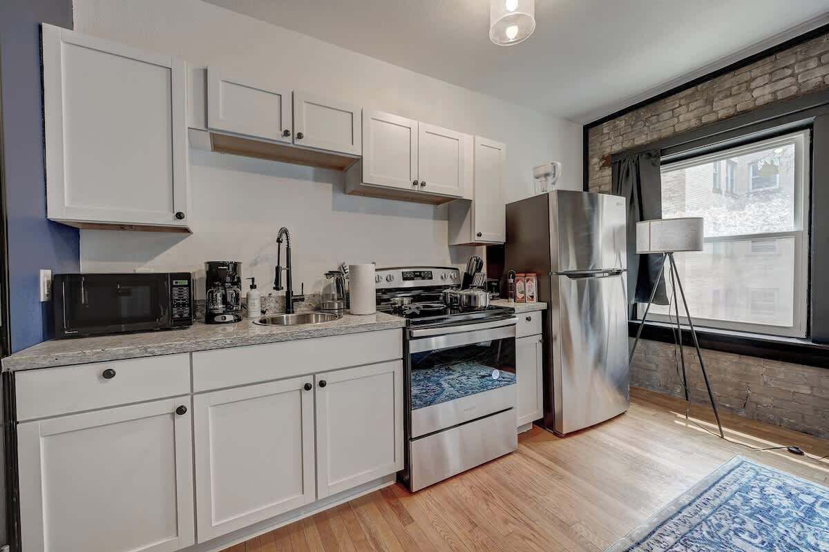 Een koelkast, een magnetron, een oven, een kookplaat