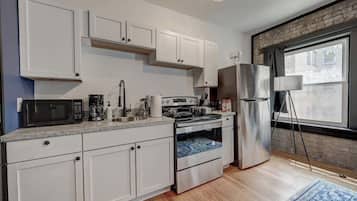 Køleskab, mikrobølgeovn, ovn, kogeplade