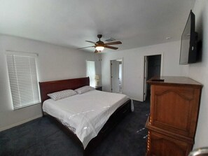 2 Schlafzimmer, Zimmersafe, Schreibtisch, Bügeleisen/Bügelbrett