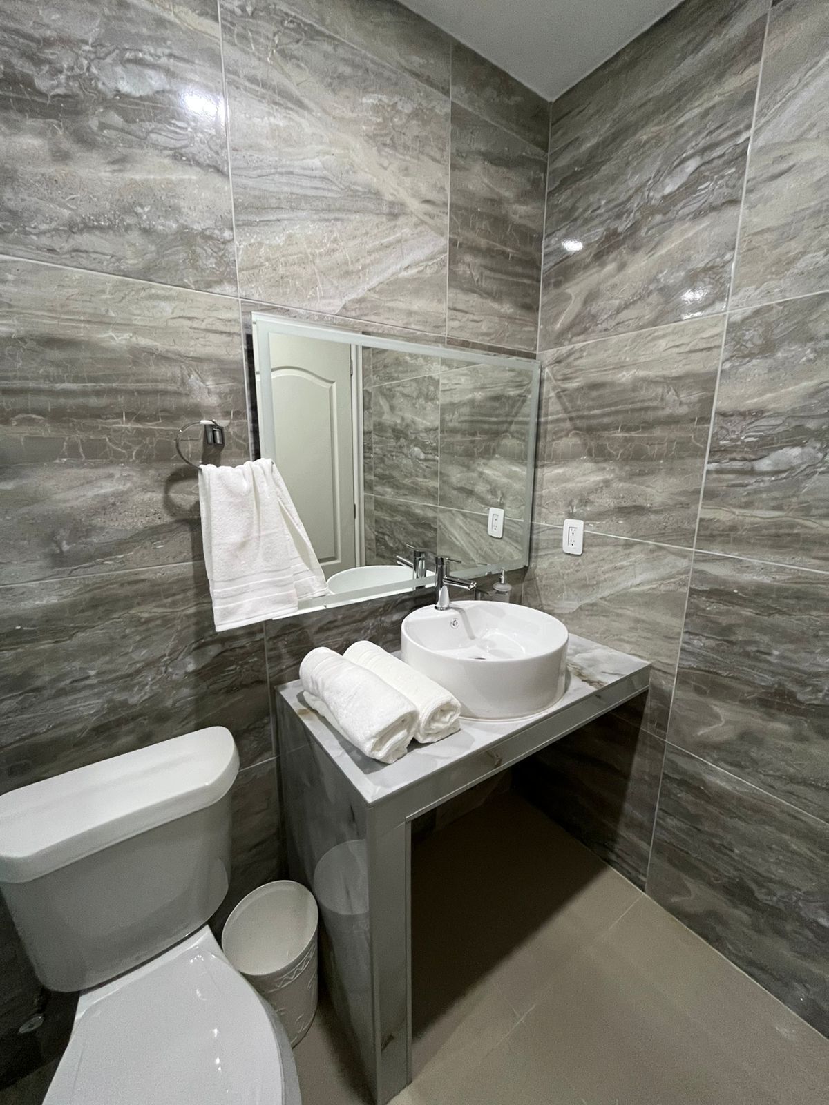 Studio Suite Superior | Phòng tắm | Buồng tắm vòi sen, khăn tắm, xà phòng, dầu gội 