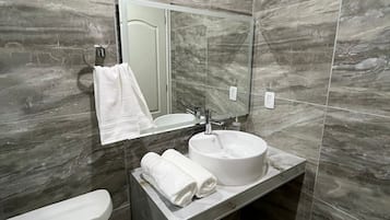 Studio Suite Superior | Phòng tắm | Buồng tắm vòi sen, khăn tắm, xà phòng, dầu gội