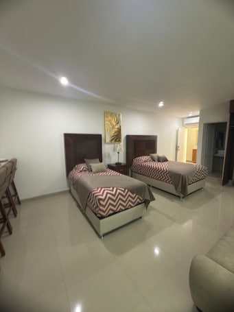 Espacio para trabajar con laptop, wifi gratis y ropa de cama